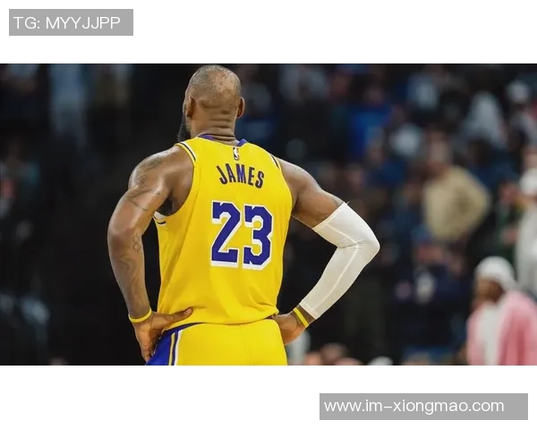 詹姆斯上半场表现平平8投3中三分命中率尚可拿下10分2篮板1助攻1抢断1盖帽